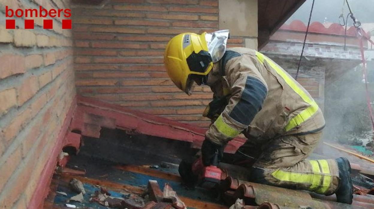 Un bombero durante una actuación, en una imagen de archivo