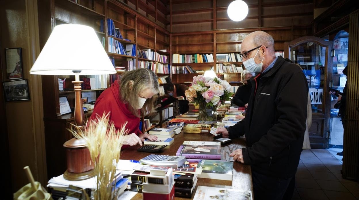 Ana Serrano atiende a uno de los clientes que se ha acercado a la liquidación de la librería Pérgamo