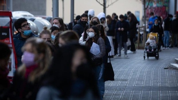 Cataluña permitirá contratar estudiantes de Enfermería y Medicina para capear la sexta ola de Covid