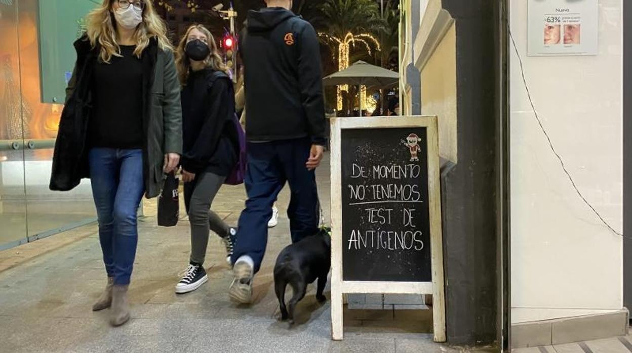 Imagen del exterior de una farmacia de Alicante