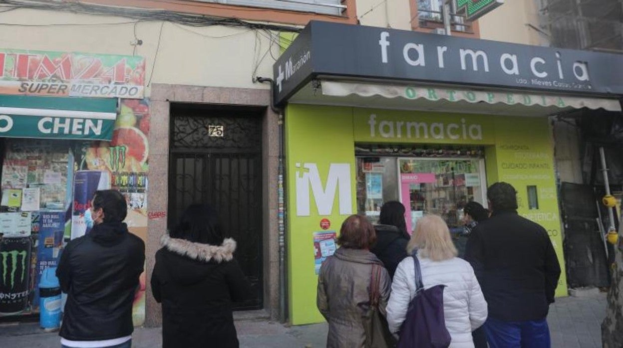 Cola en una farmacia madrileña para intentar conseguir uno de los test de antígenos que reparte la Comunidad de Madrid