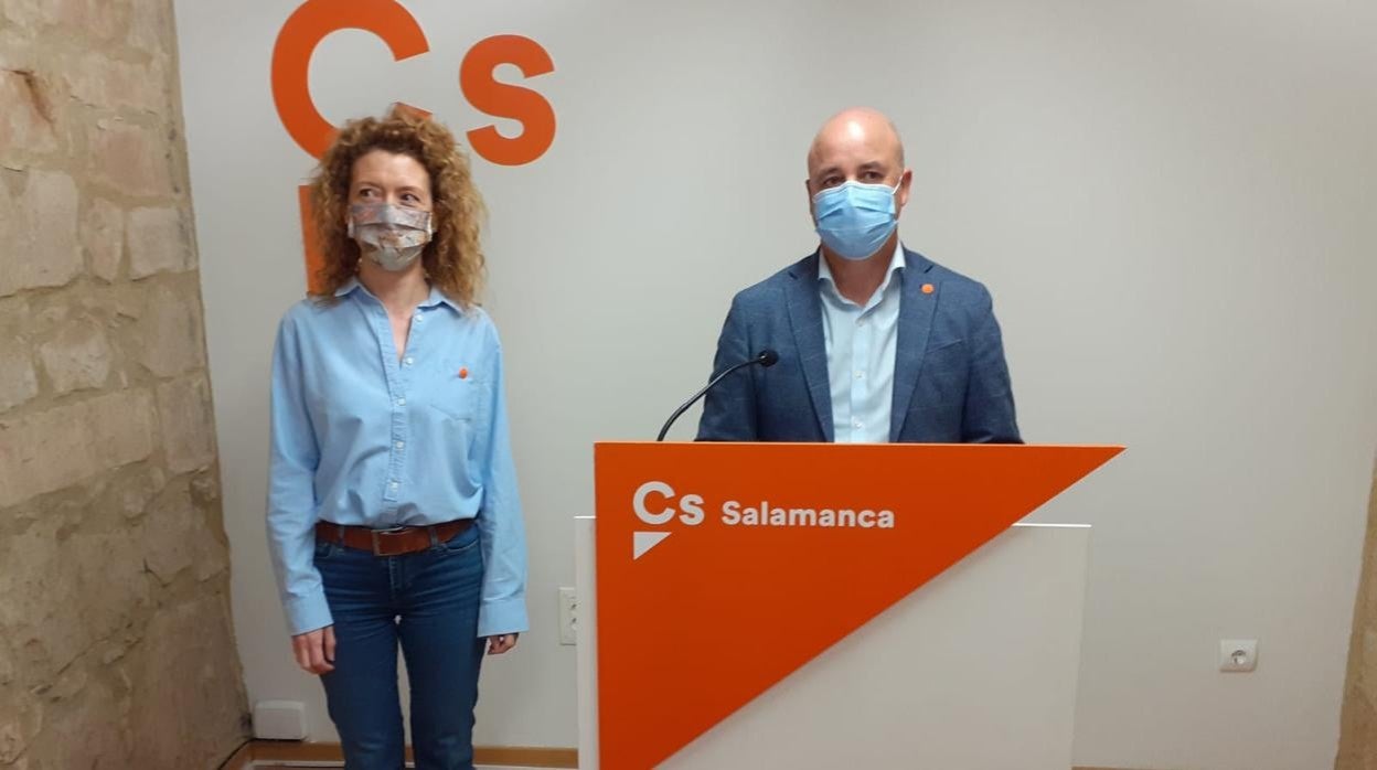 La edil Ana Sánchez y David Castaño, ayer durante la rueda de prensa