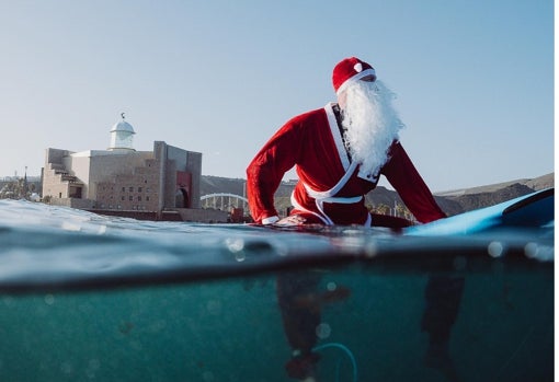 Papá Noel en La Cícer, con el auditorio Alfredo Kraus al fondo