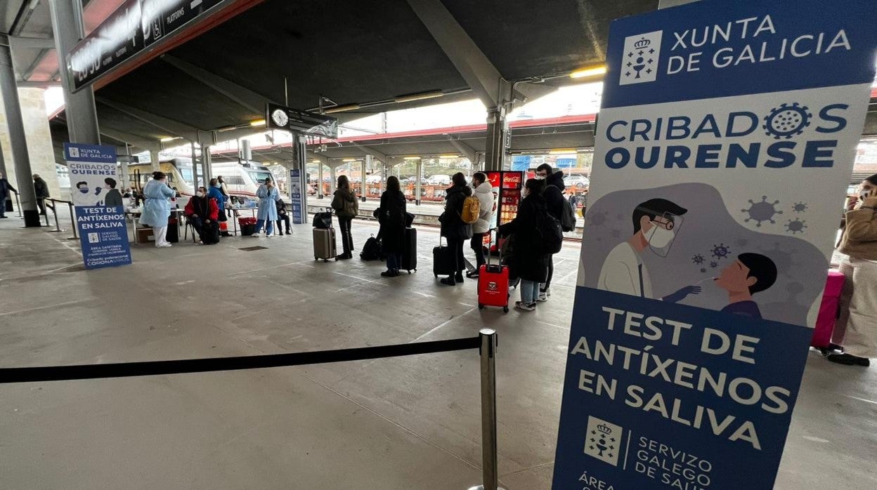 Cribados contra el coronavirus en la estación de tren de Ourense