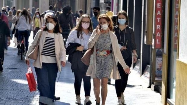 Los expertos cuestionan la vuelta por decreto de las mascarillas a la calle: «Es absurdo»