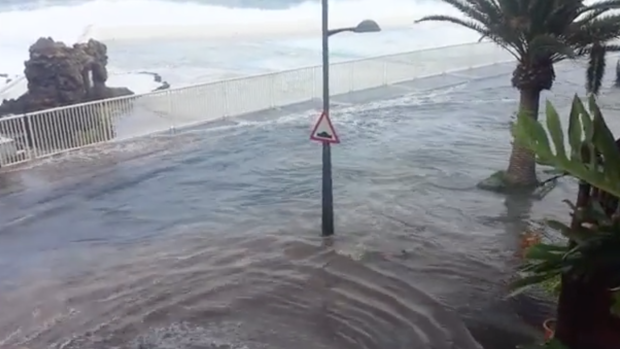 El mar entra con fuerza y por sorpresa en Garachico causando destrozos en la costa