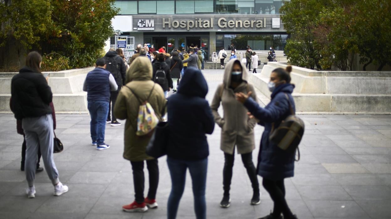 La cola, este miércoles, a las puertas del hospital de La Paz para realizarse el test de antígenos