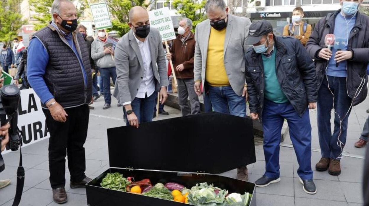 Los regantes ya escenificaron la «muerte» del trasvase Tajo-Segura con un ataúd en otras protestas desarrolladas en Alicante