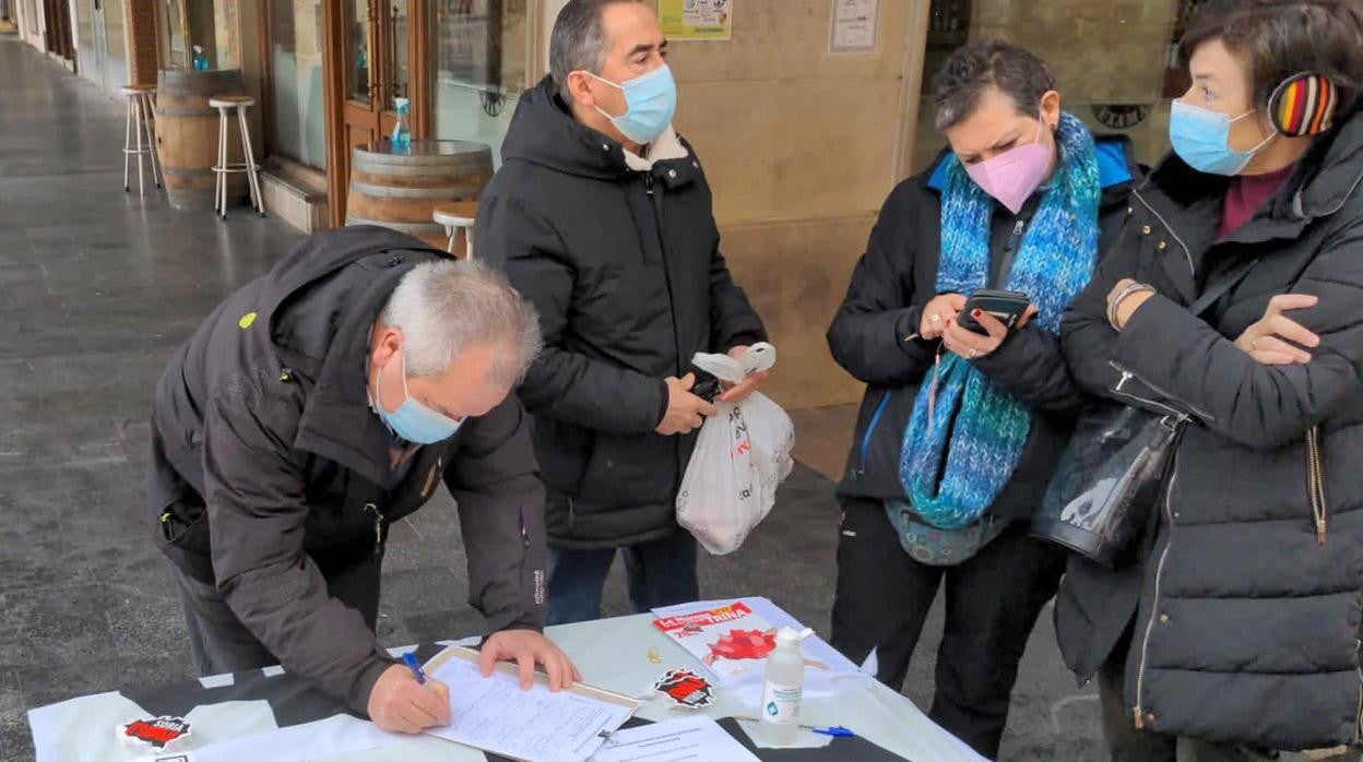 Una de las mesas de firmas de Soria ¡Ya! para consiguir avales y presentarse a las elecciones del 13 de febrero