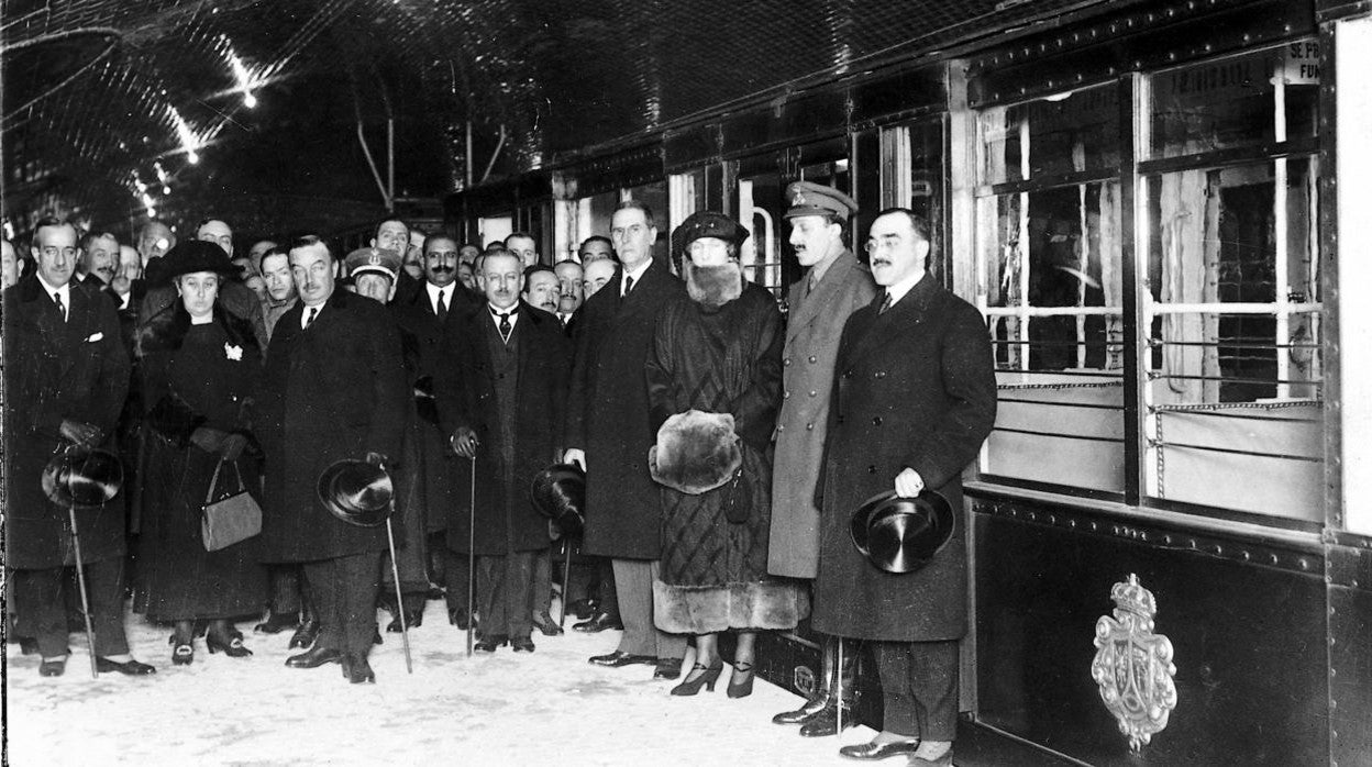 Los reyes Alfonso XIII y Victoria Eugenia, durante la inauguración de esta primera ampliación del Metropolitano, el 26 de diciembre de 1921, junto con los responsables de Metro y otras autoridades