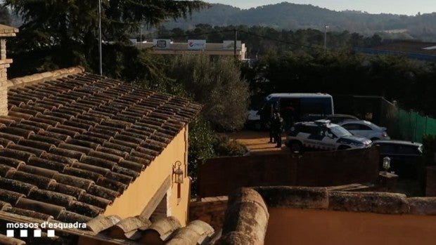 Desalojan una 'rave' con 300 personas en una masía de Gerona