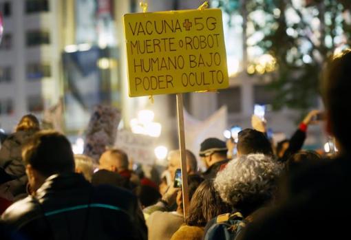 En la protesta se han mostrado también carteles alusivos al 5G como tecnología para el control de seres humanos