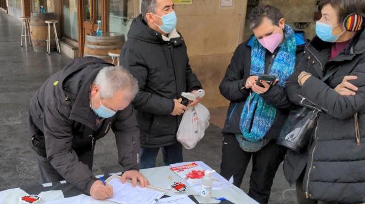 La plataforma Soria ¡Ya! logró ayer en solo una hora y media las 800 firmas para poder concurrir a los comicios autonómicos del próximo 13 de febrero como agrupación de electores. Necesitaba el aval del 1% del censo electoral soriano (unos 800 ciudadanos) y consiguió más del doble, por lo que mostró su «total» satisfacción.