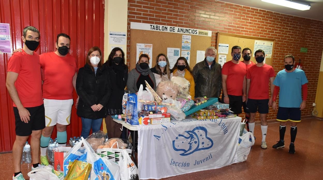 García posa con concejales y jugadores tras celebrarse el torneo