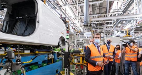 Feijóo encabeza una visita a la fábrica de Stellantis en Vigo