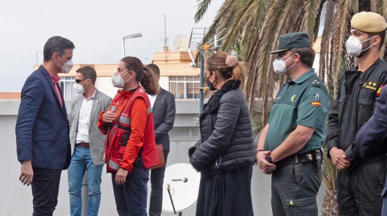 Pedro Sánchez saluda a los representantes de la emergencia volcánica