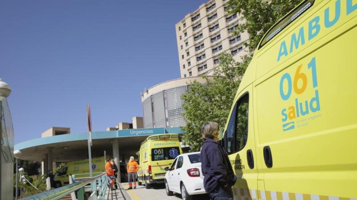 Ambulancias a las puertas de urgencias de un hospital de Zaragoza
