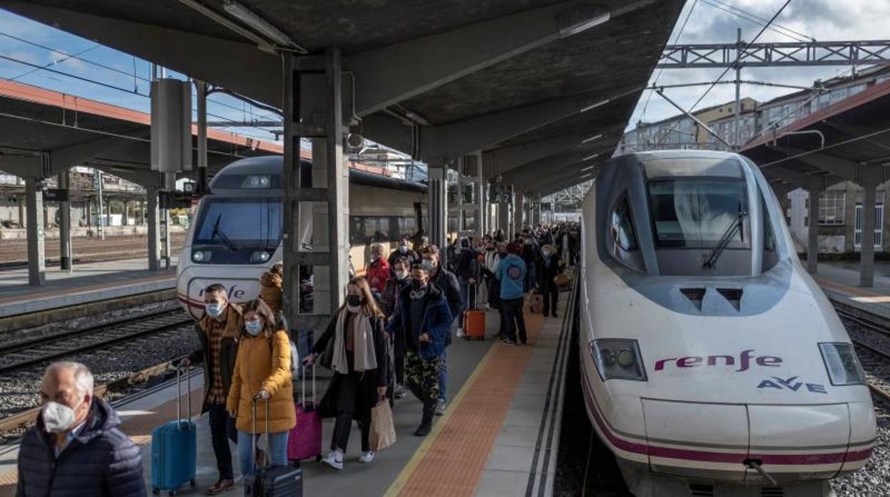 Primeros pasajeros de la conexión entre Galicia y la meseta por AVE, en la estación de Orense