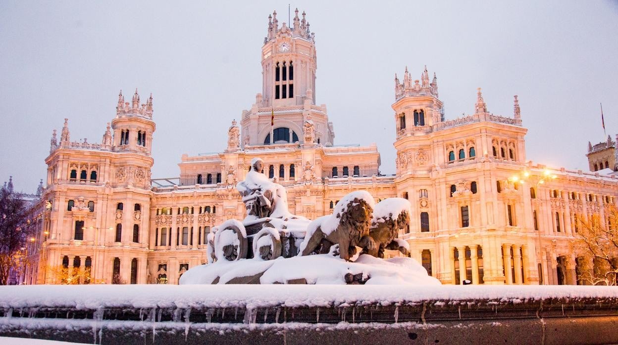 La fuente de Cibeles cubierta con el manto de Filomena, el pasado enero