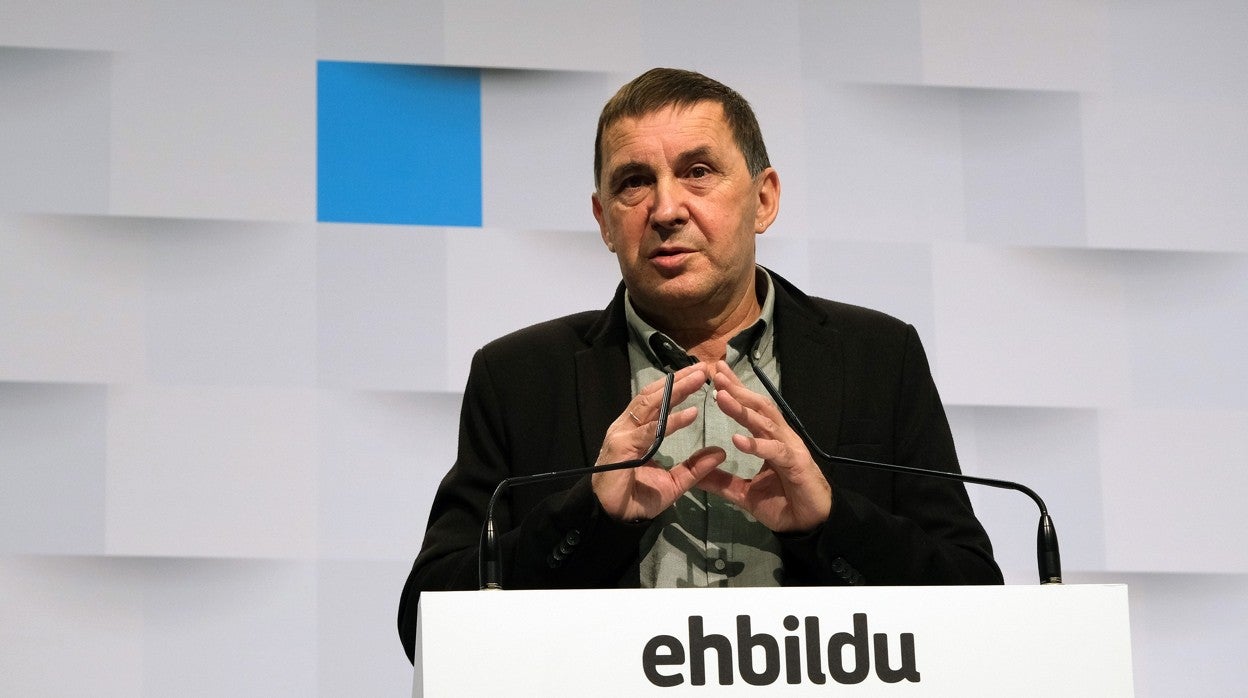 El líder de la izquierda abertzale, Arnaldo Otegi, durante una rueda de prensa
