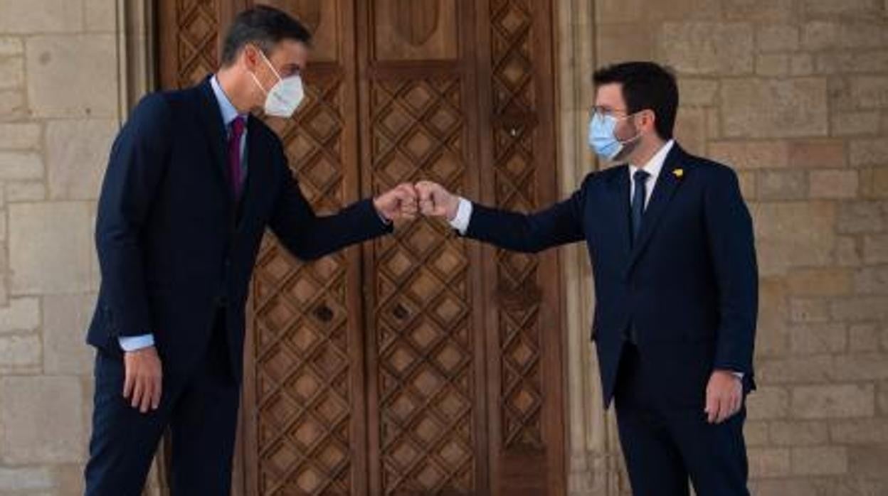 Pedro Sánchez y el presidente de la Generalitat, Pere Aragonés, de ERC, durante el encuentro que mantuvieron en septiembre en Barcelona