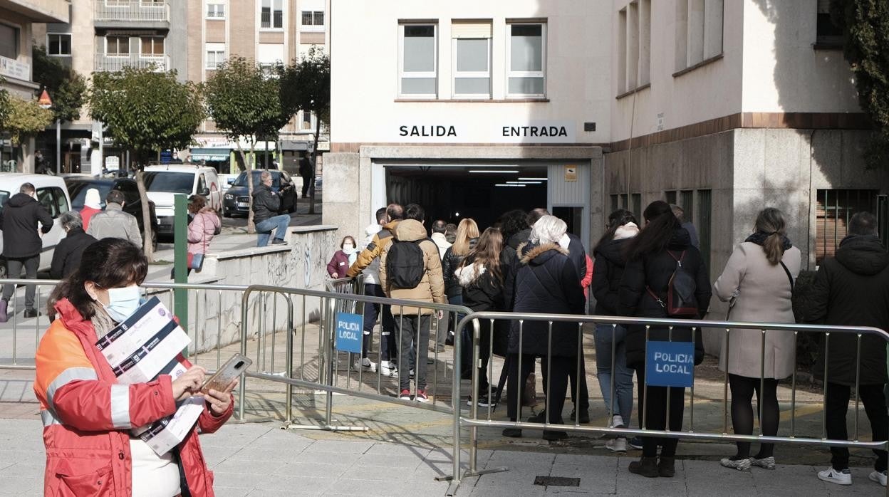 Colas en Salamanca para las pruebas de detección