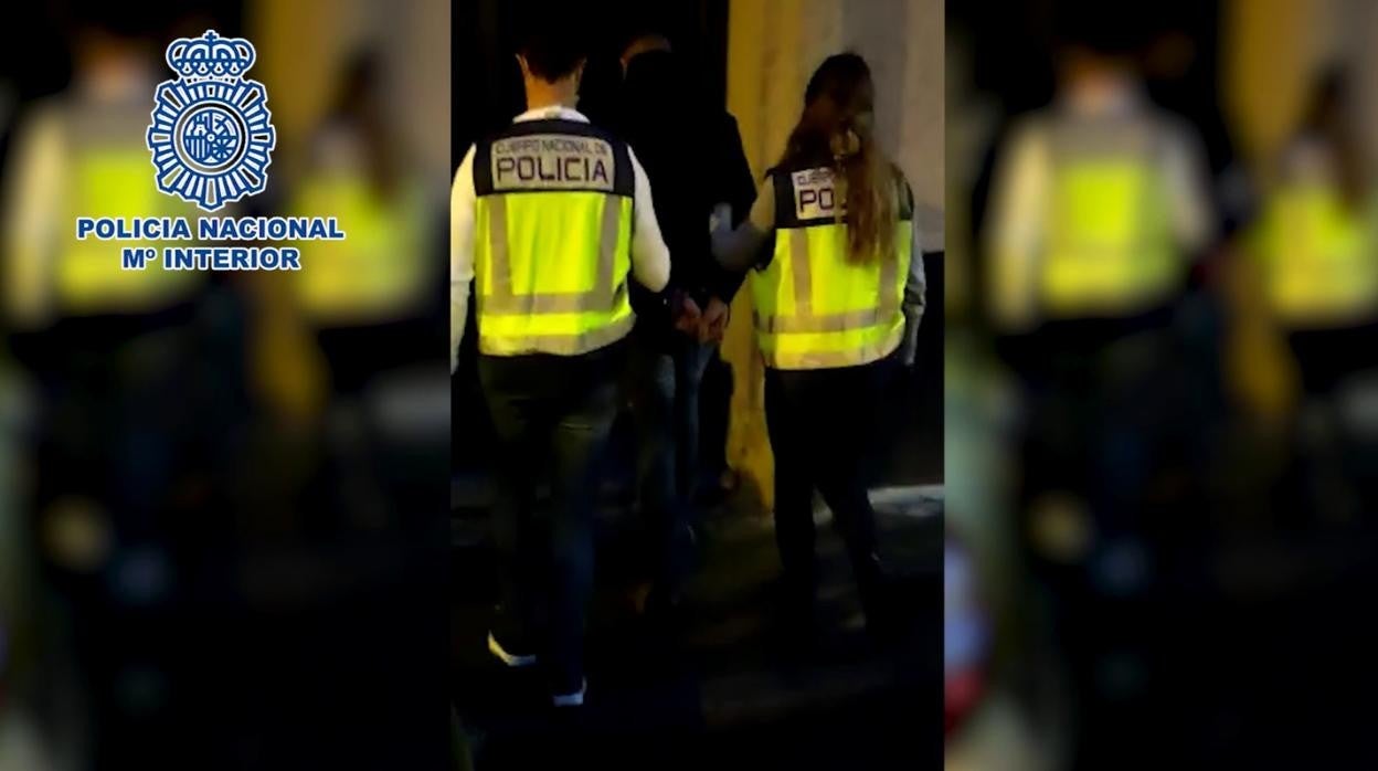 Agentes de la Policía Nacional trasladan a uno de los detenidos