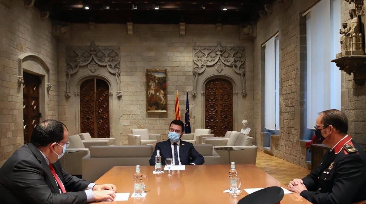 El comisario Estela (d), junto al presidente de la Generalitat, Pere Aragonès (centro) y el consejero Elena (i)