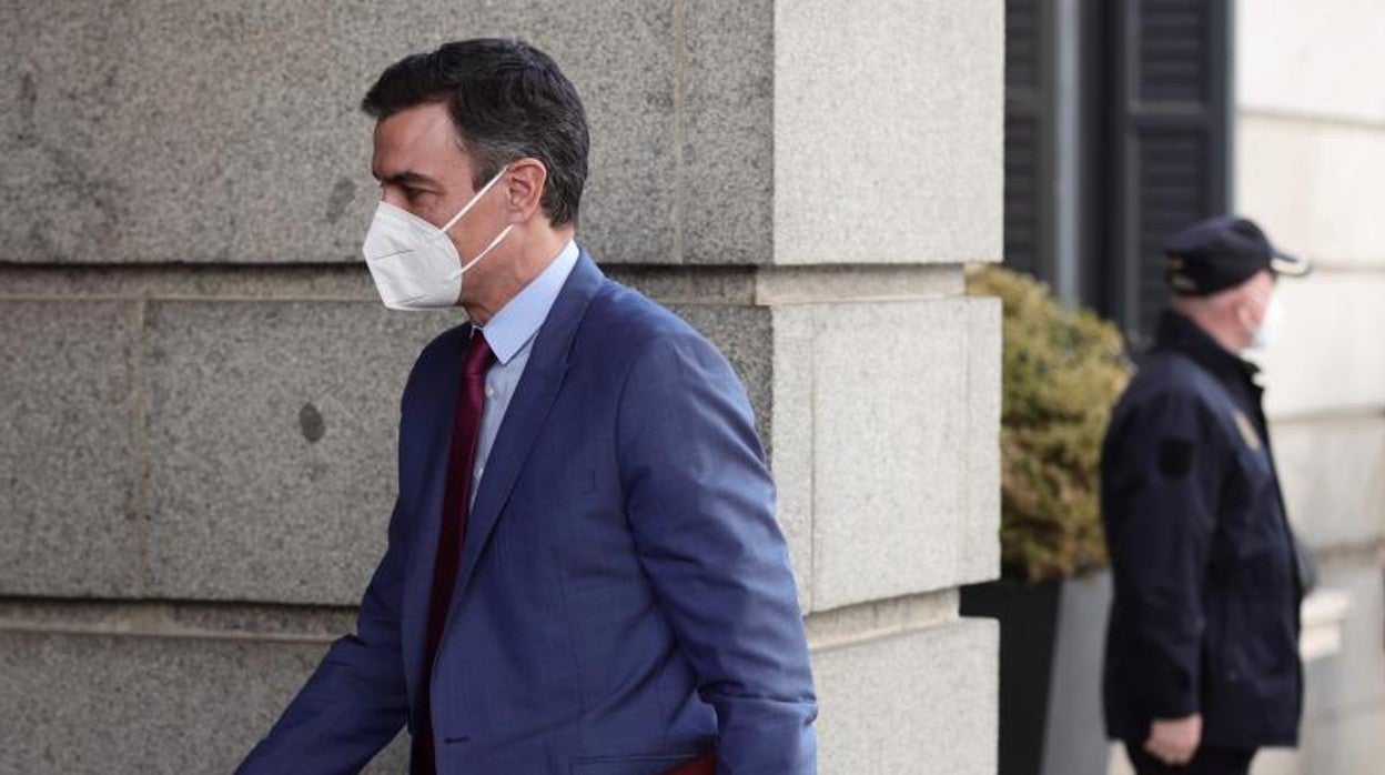 El presidente del Gobierno, Pedro Sánchez, a su llegada a una sesión plenaria en el Congreso de los Diputados, a 28 de diciembre de 2021