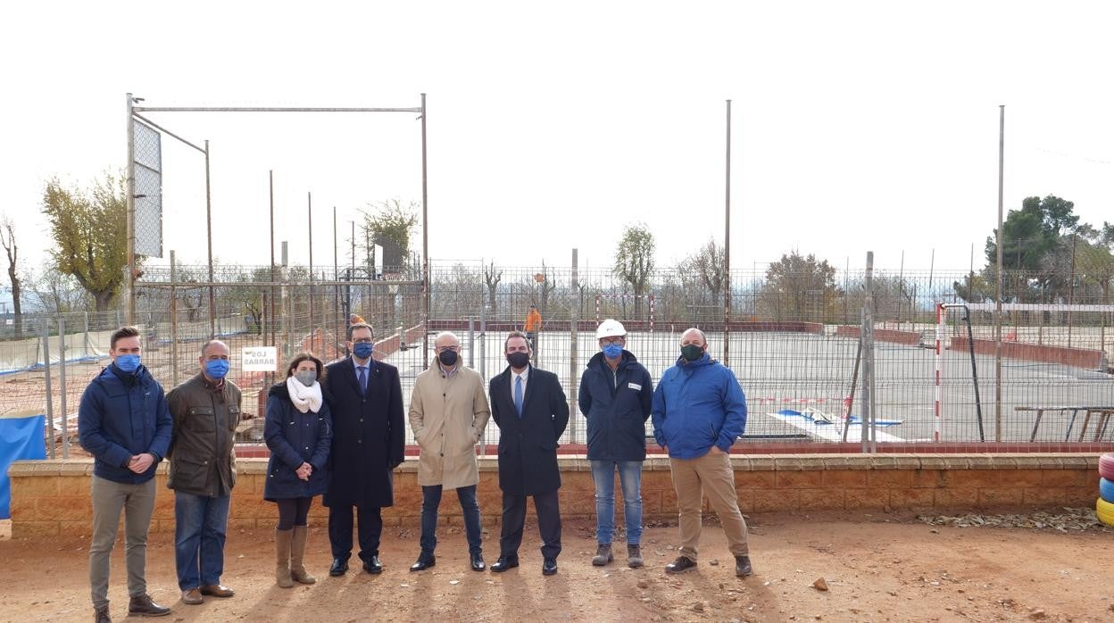 Gutiérrez, Úbeda y Pérez, junto a una pista deportiva en un centro educativo de Los Yébenes