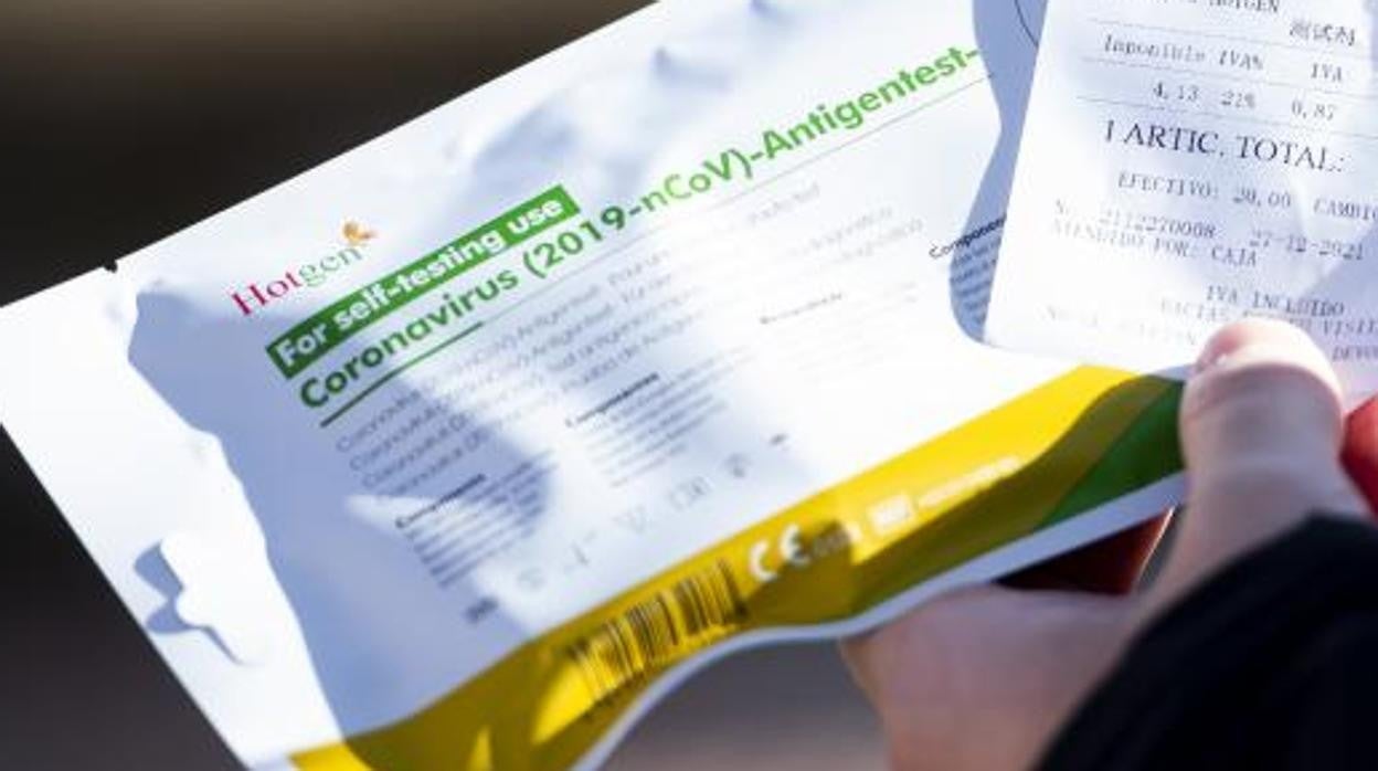Un test de antígenos adquirido por ABC, el lunes, en Cobo Calleja