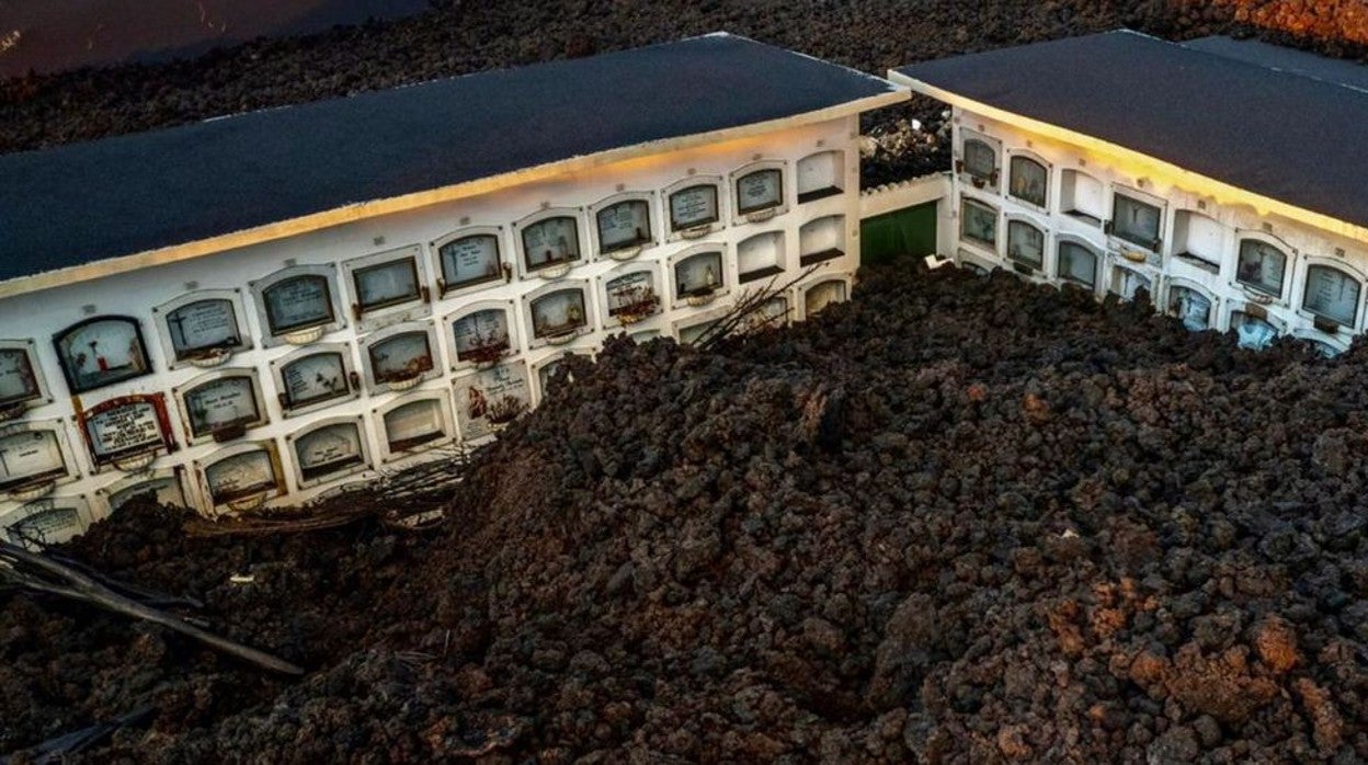 Cementerio de Las Manchas semisepultado por la lava