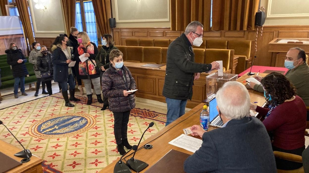 Votación en el salón de plenos de la Diputación de Toledo