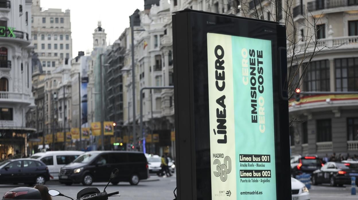 Un cartel anuncia dos líneas cero emisiones en Madrid