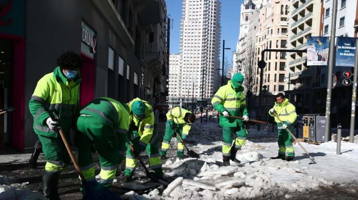 Operarios de limpieza del Ayuntamiento de Madrid retiran el hielo y la niebe en Grna Vía tras el paso de Filomena