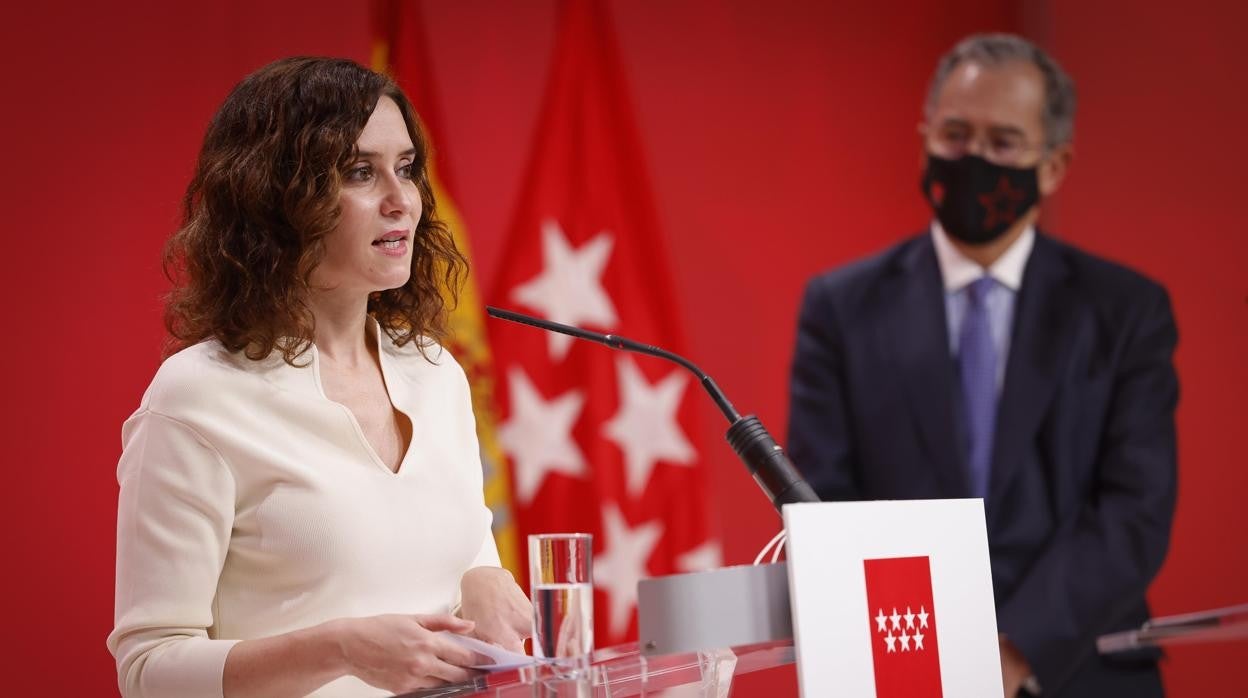 Díaz Ayuso, junto a su portavoz, Enrique Ossorio, en la última rueda de prensa tras el Consejo de Gobierno