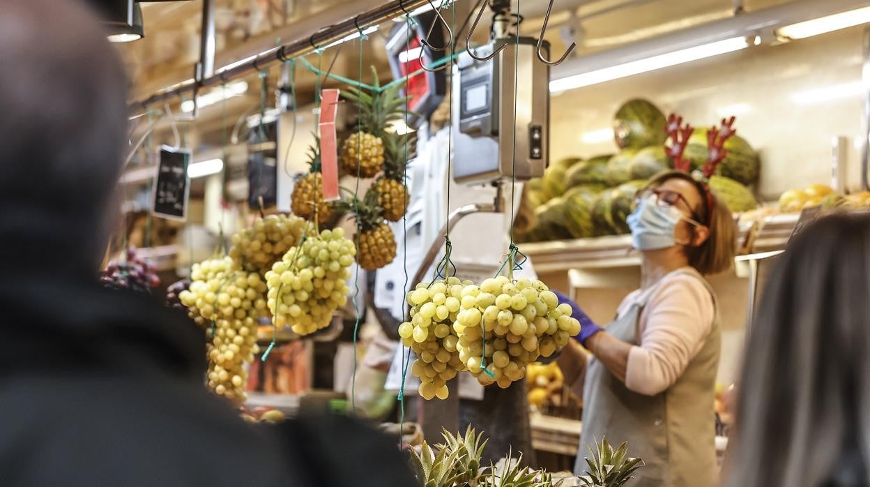 Imagen de las uvas típicas de Nochevieja en una parada del Mercado Central de Valencia