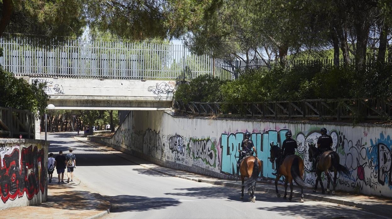 Agentes de la Policía Nacional patrullan a la entrada de la Casa de Campo