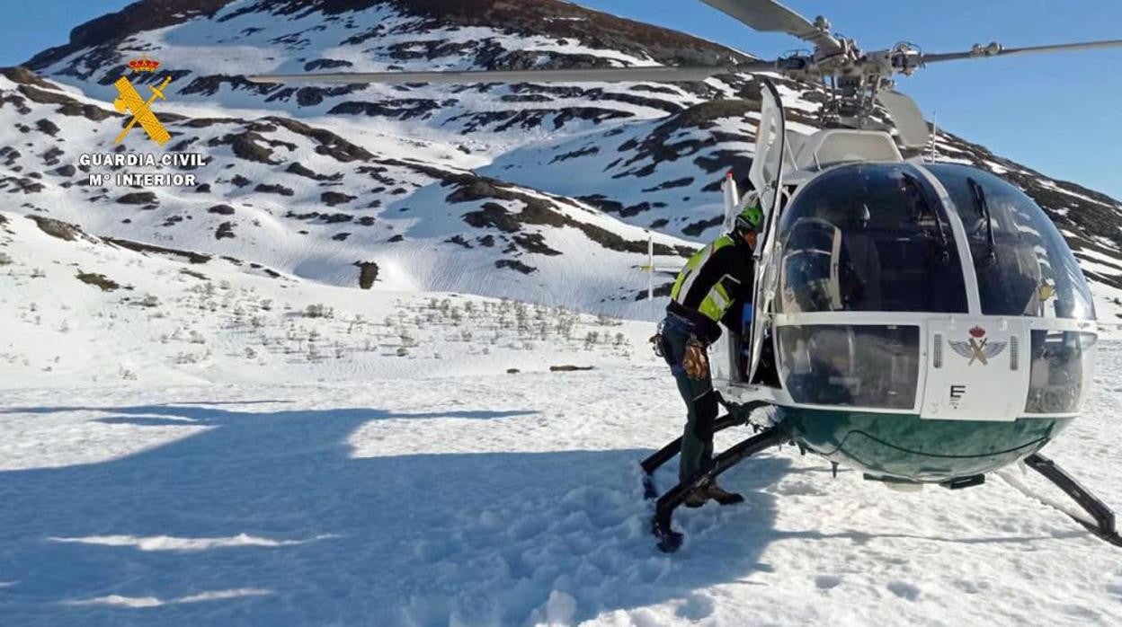 La Guardia Civil restaca el cuerpo sin vida de un montañero en el Pico Murcia