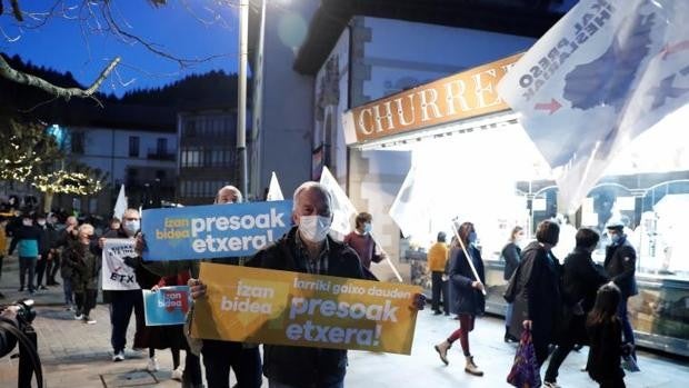 Decenas de municipios vascos y navarros despiden el año con homenajes a etarras