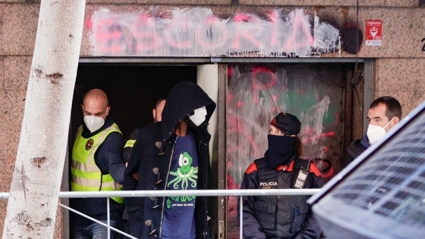 Seis detenidos por presunto tráfico de drogas en el desalojo de dos narcopisos en  el barrio de Poble Sec