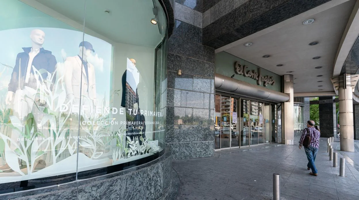 Imagen de archivo de la entrada de un centro comercial de El Corte Ingés en Valencia
