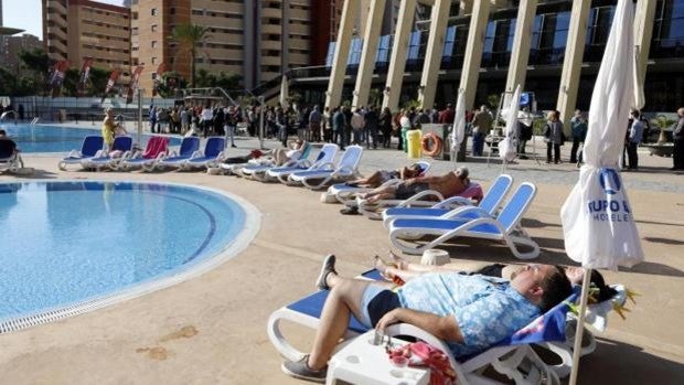 Un Benidorm sin apenas británicos por el coronavirus y el Brexit sufre la crisis turística más grave de su historia