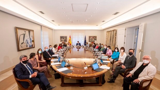 Sánchez necesita 458 altos cargos y asesores más que Rajoy para gobernar España