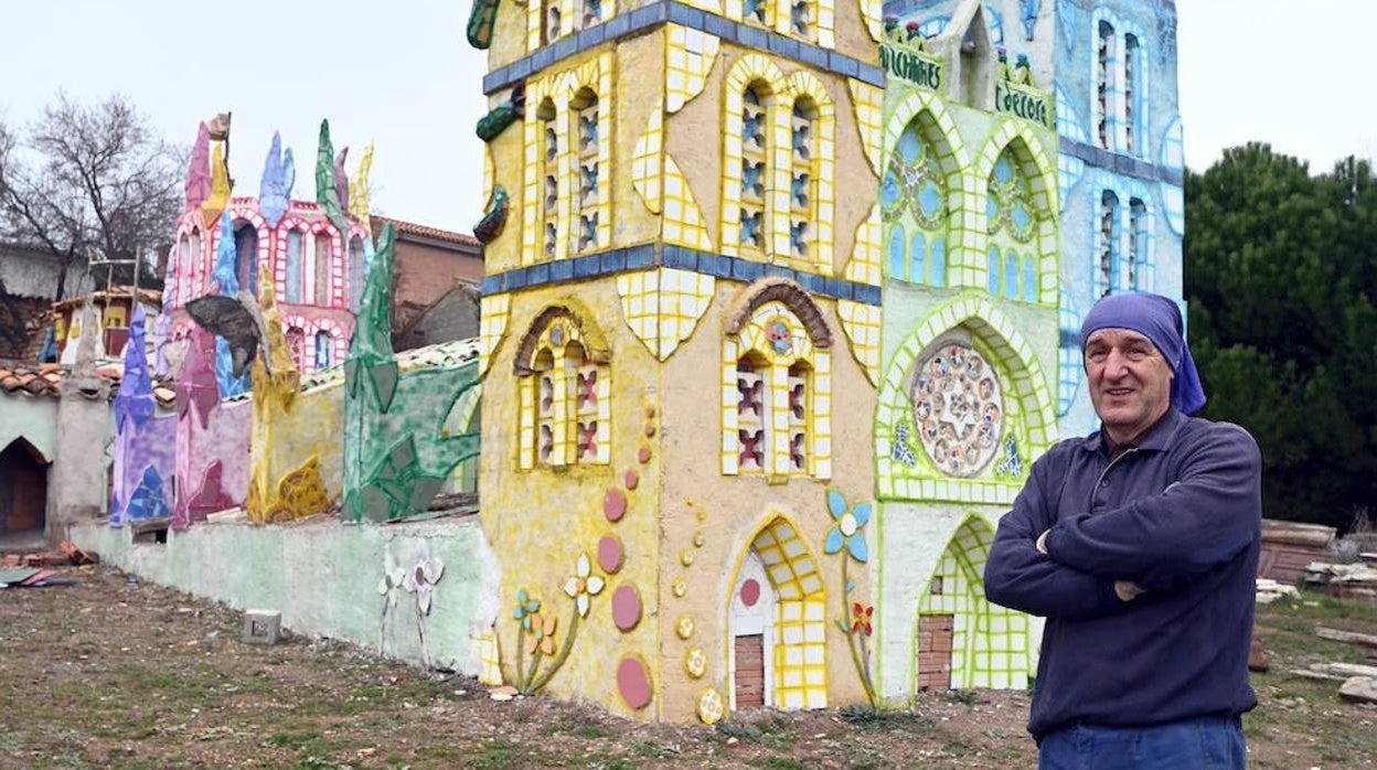 Félix Yáñez, creador de Territorio Artlanza, junto a su catedral de 10 metros de altura, inspirada por el VIII centenario de la seo burgalesa