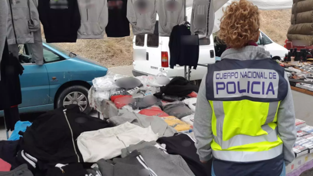 Intervienen más de 600 productos falsificados y detienen a cuatro personas en un mercadillo en Alicante