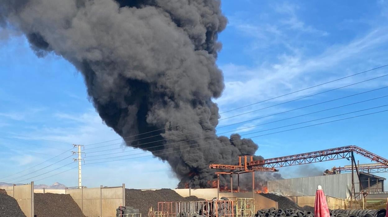 Imagen de la intensa columna de humo provcada por el incendio en Aspe (Alicante)