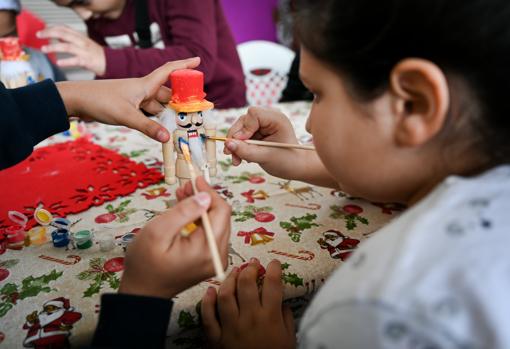 Imagen de una niña participando en un taller artesanal en la Ciudad de las Artes y las Ciencias