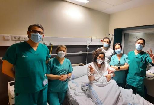 El recién nacido Fernando y su familia, junto al equipo de Sacyl que le atendió en el Hospital de Zamora