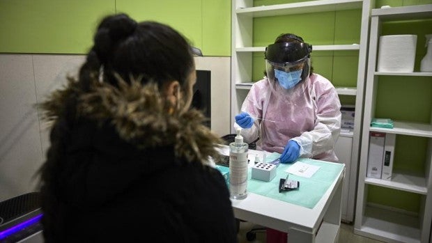 Cataluña permitirá notificar los positivos de Covid detectados con tests de antígenos desde las farmacias